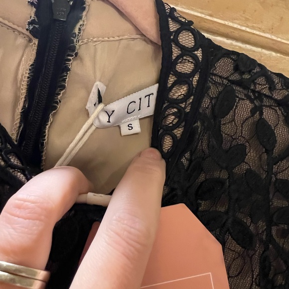 Ivy City Co Black Lace Embroidered Midi Dress ~ NWT ~ small~ Sicily~ puff sleeve - Picture 2 of 2